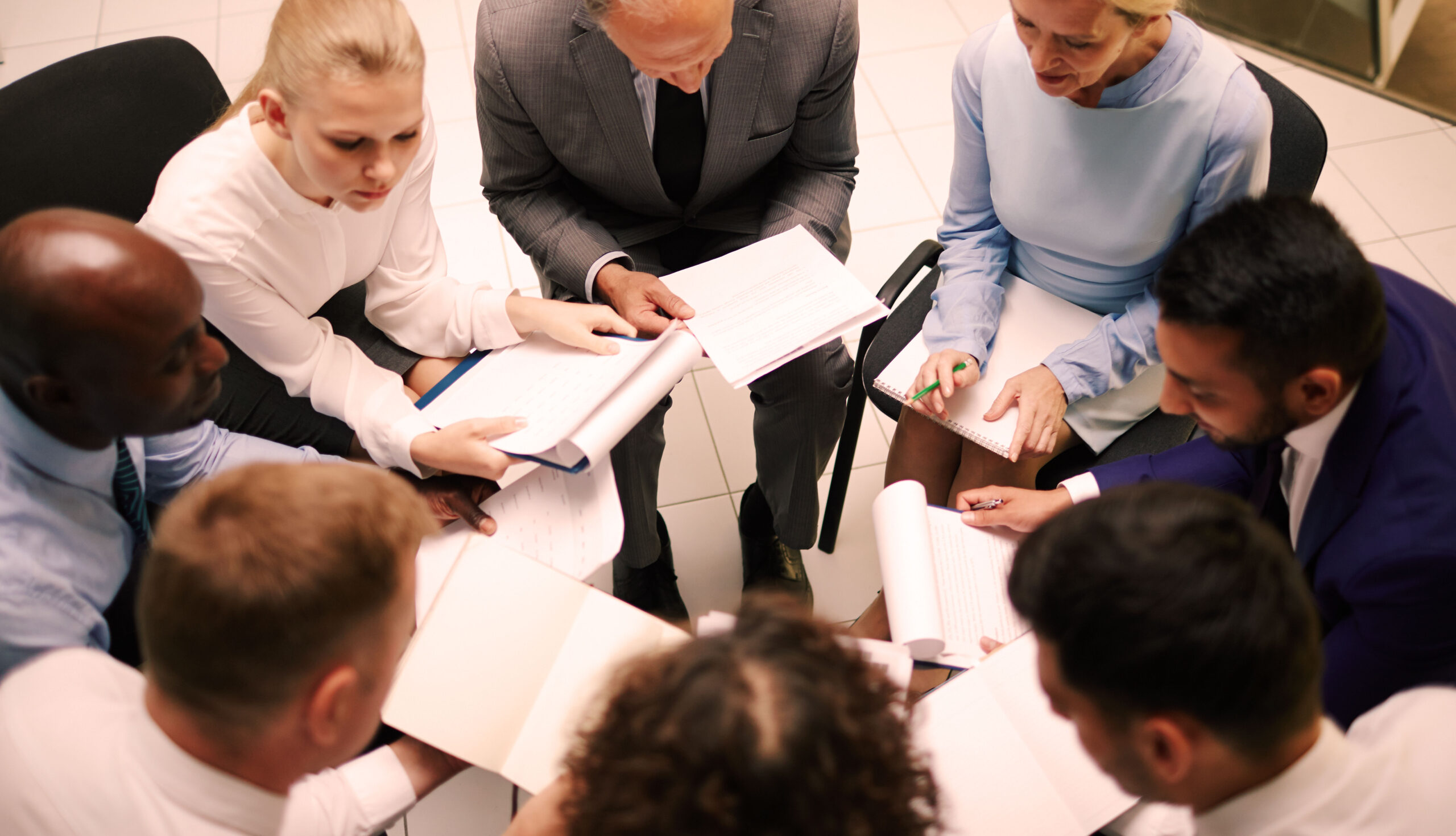 INCRAST Personalvermittlung & Coaching - Führungskräfte in Gesprächsrunde